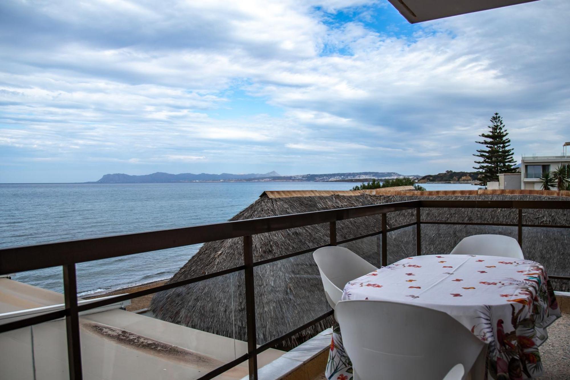 Nefeli Rooms Agia Marina エクステリア 写真