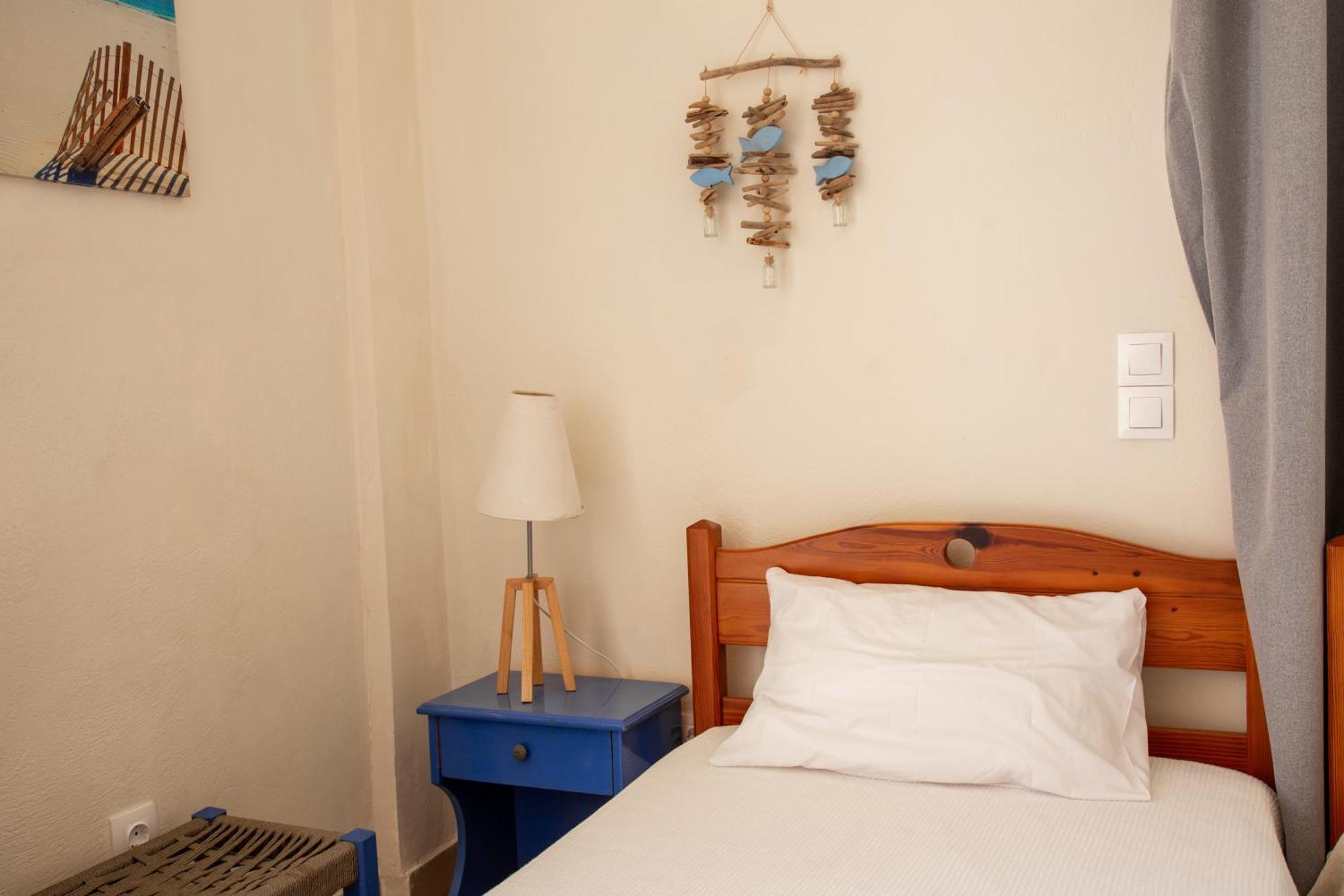 Nefeli Rooms Agia Marina エクステリア 写真