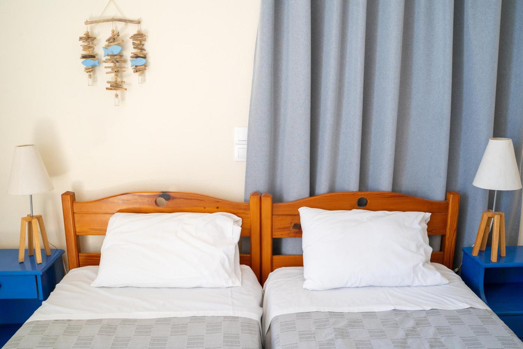 Nefeli Rooms Agia Marina エクステリア 写真