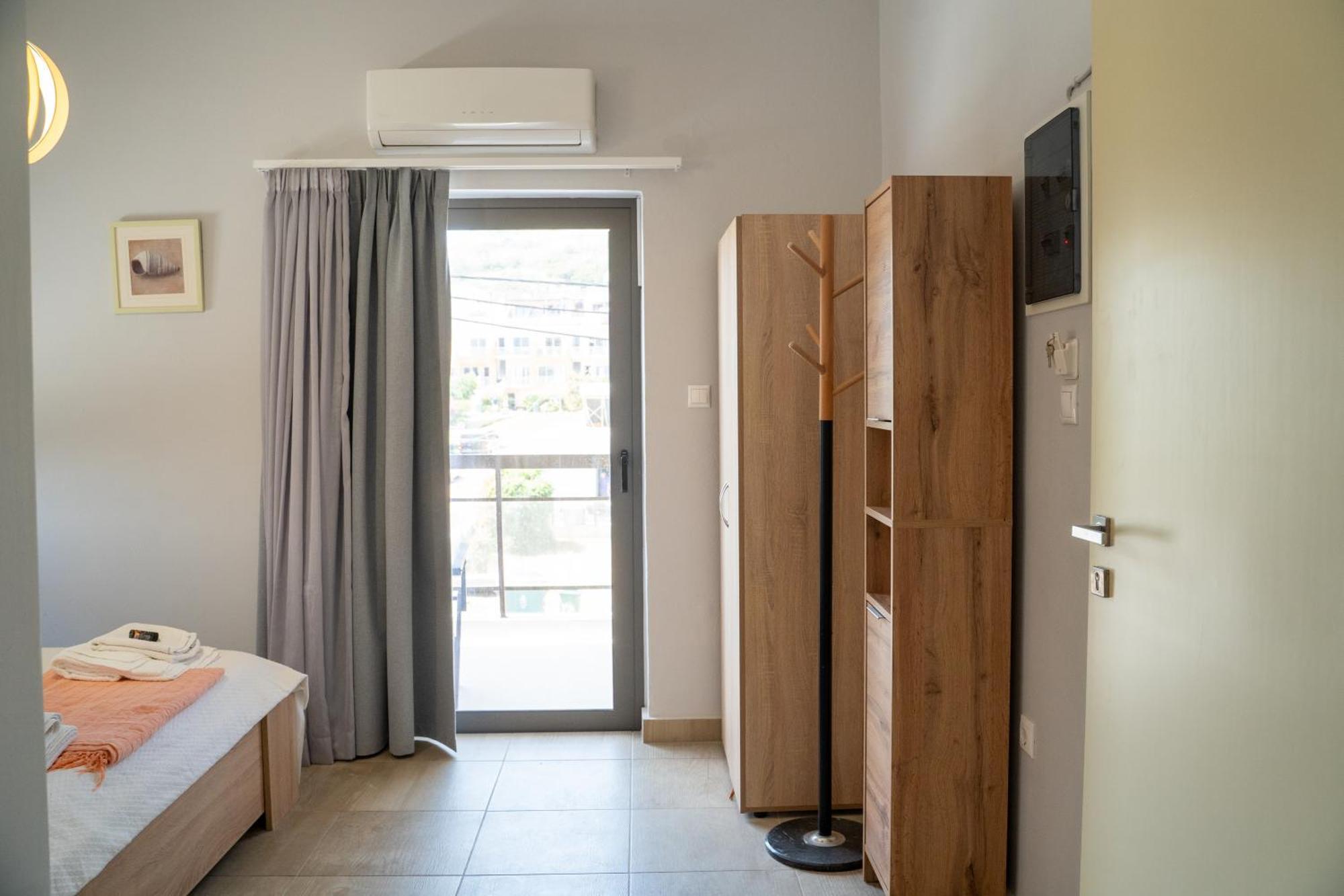 Nefeli Rooms Agia Marina エクステリア 写真