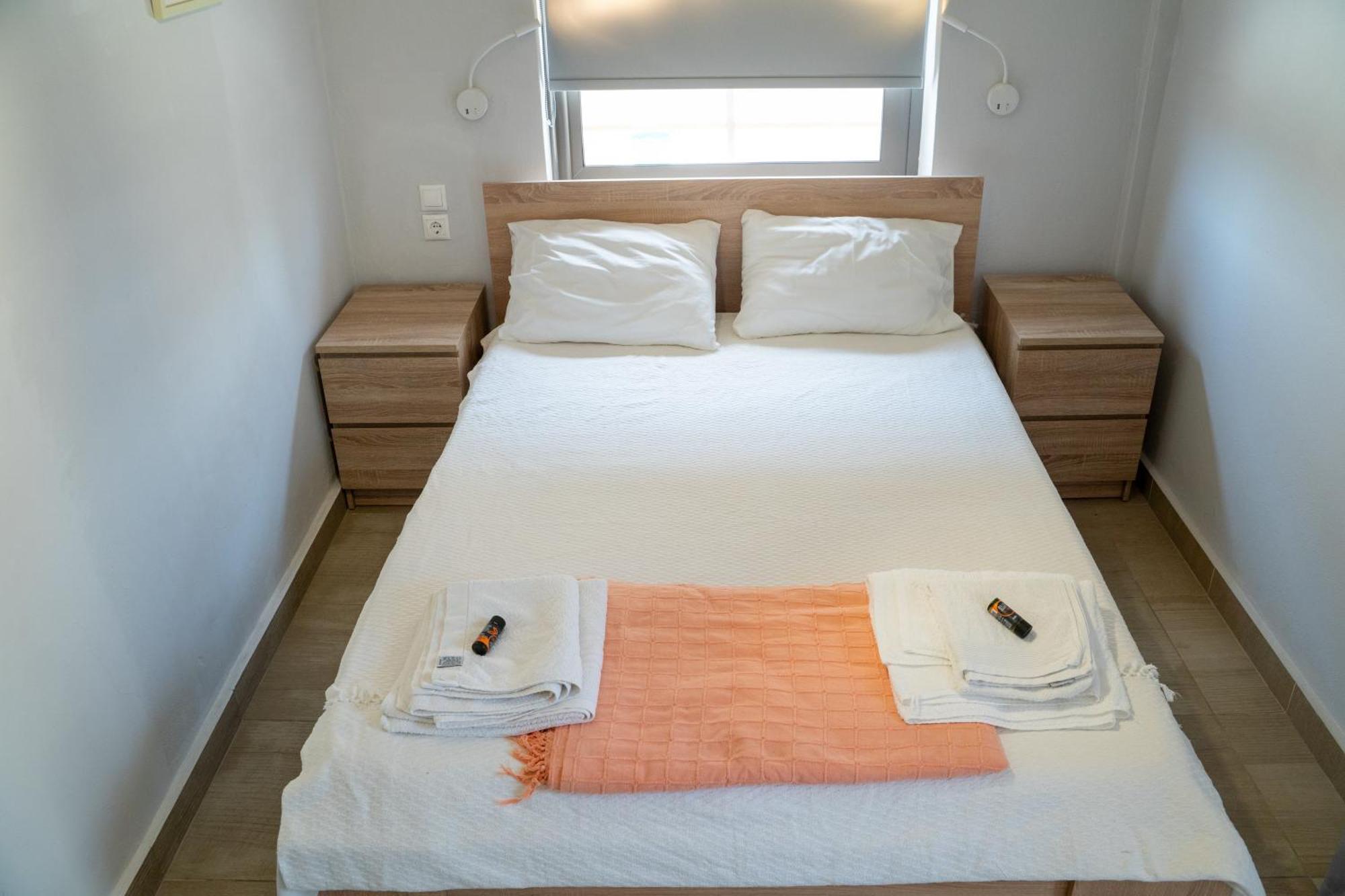 Nefeli Rooms Agia Marina エクステリア 写真